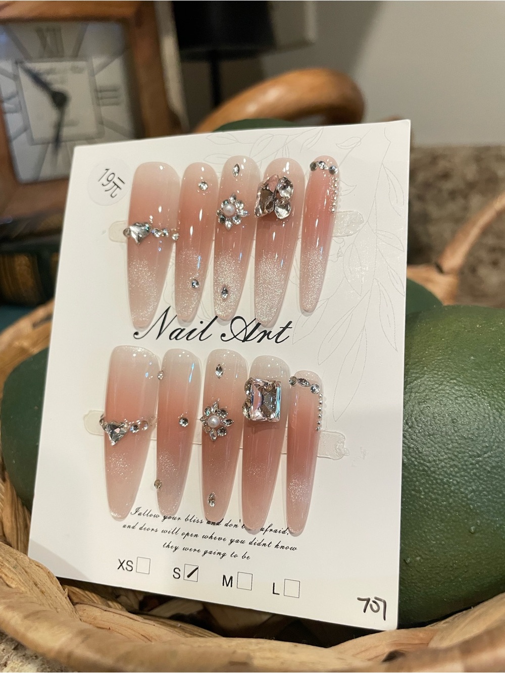 Nail Art Press-On Set in Blush Pink with Rhinestones and cat eye ombré